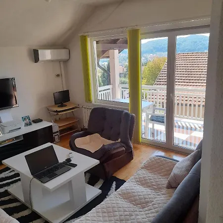 Saron House 아파트 투즐라