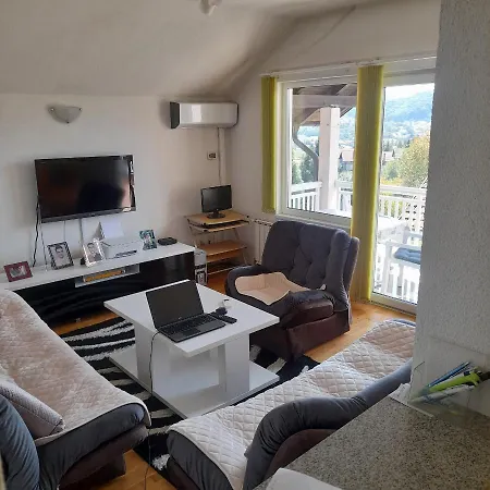 Saron House 아파트 투즐라