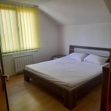 Saron House Apartment *